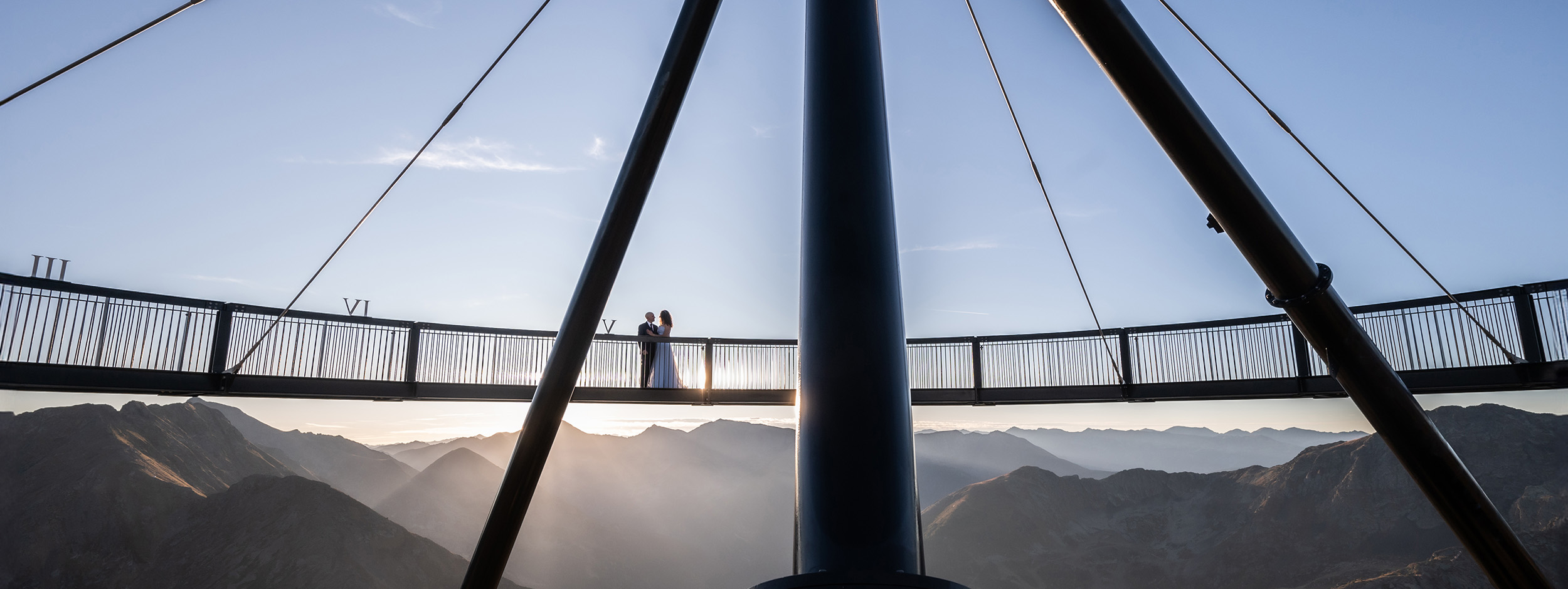 Photo de couple au lever du soleil dans la montagne en Andorre