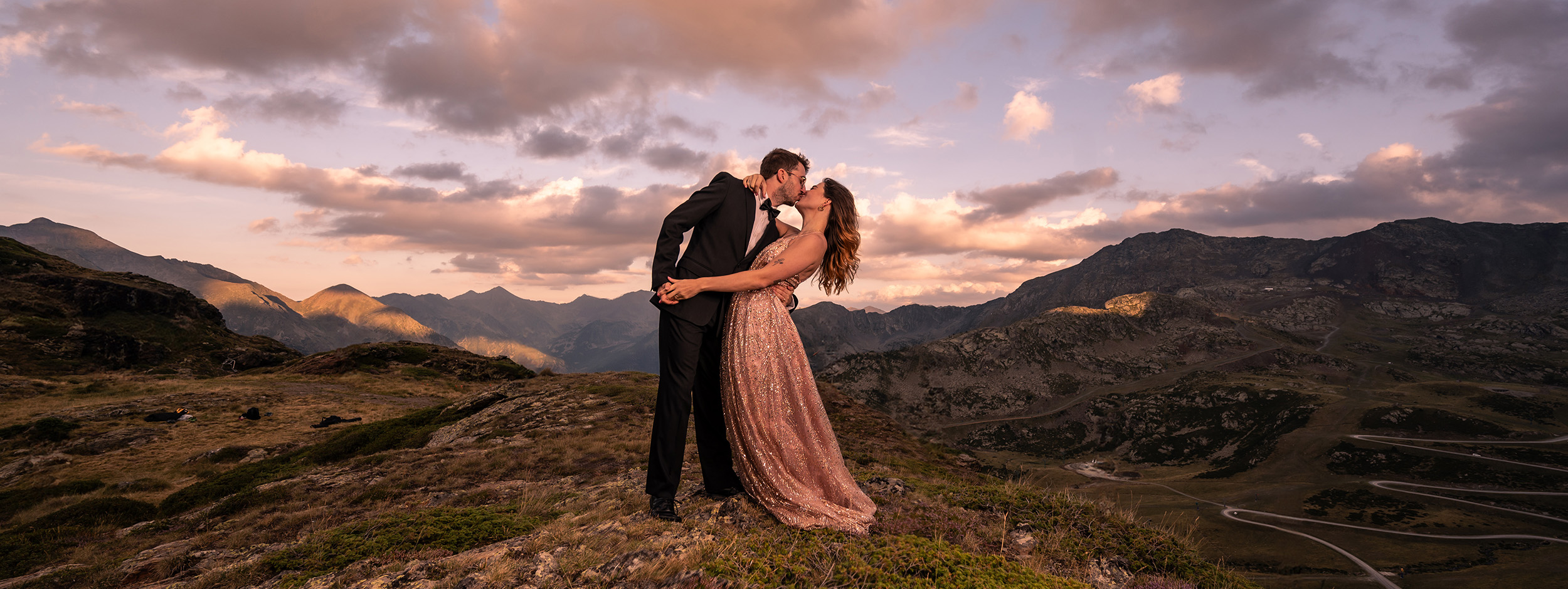 Photos de couple au coucher du soleil dans la montagne en Andorre