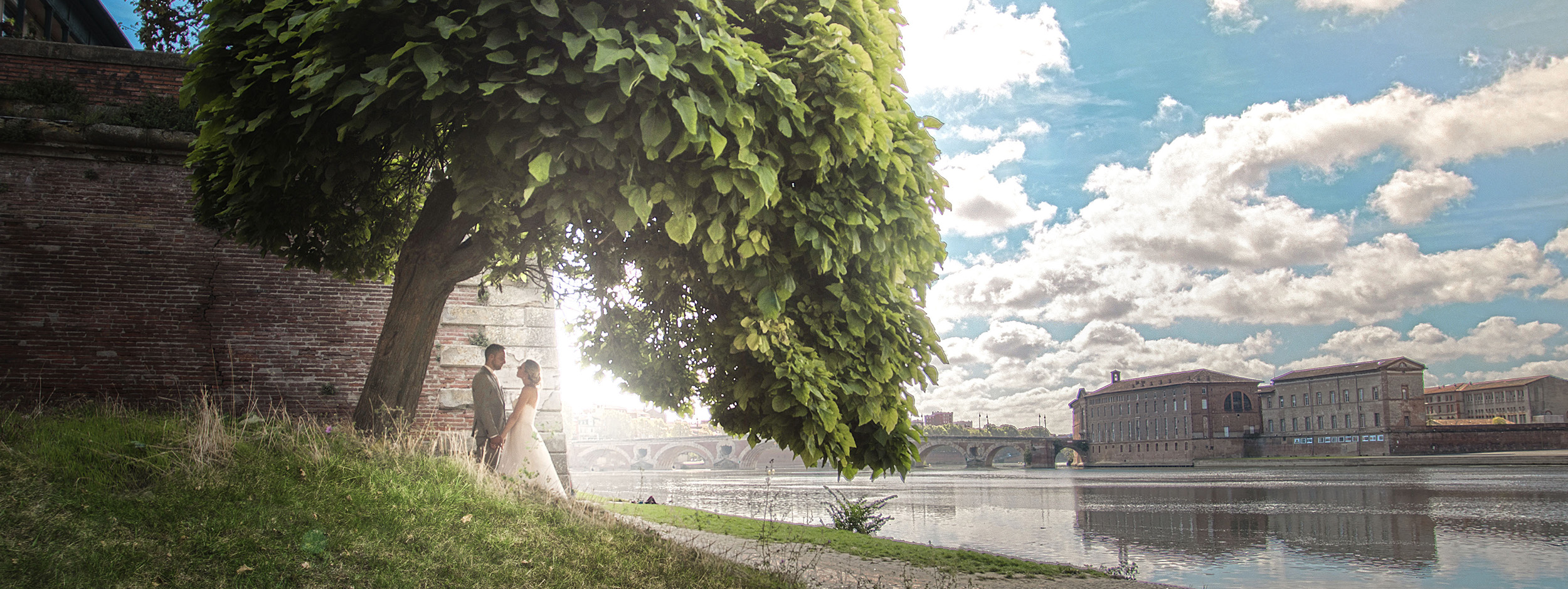 Photo de couple pour un mariage à Toulouse en bord de Garonne