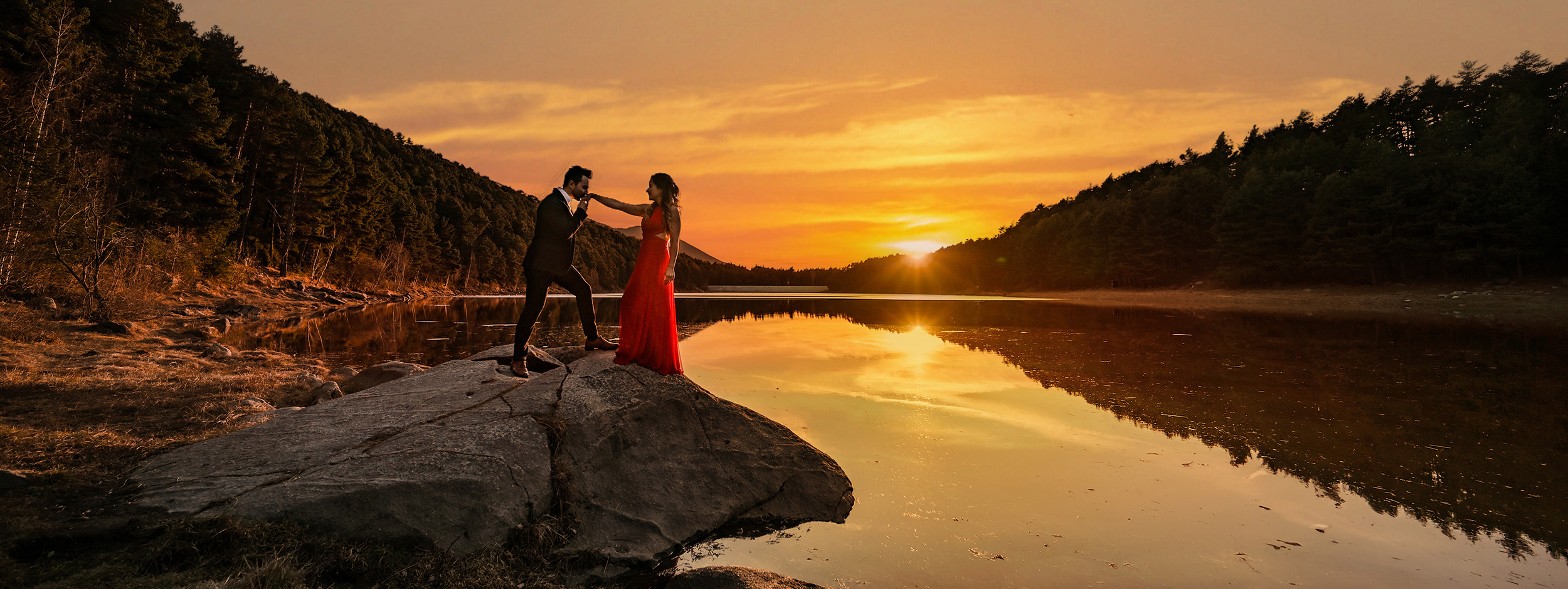 Photo de couple au coucher du soleil près d'un lac en Andorre